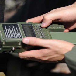 El Hook 2 de General Dynamics es un radio militar para búsqueda y rescate CSAR. Comunicación encriptada. Radio PRC-112G, Quickdraw2.
